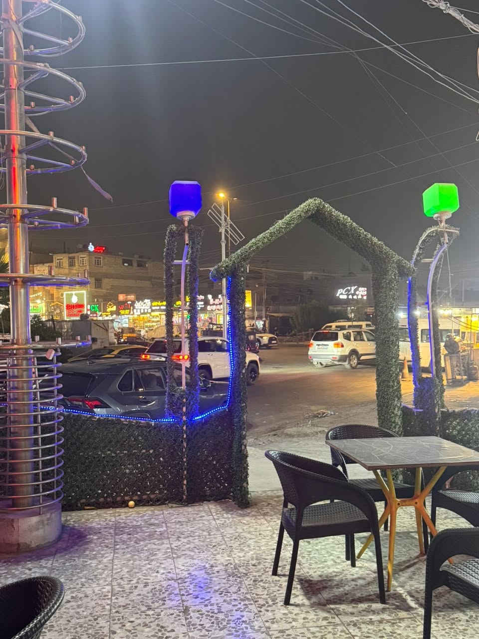 السلام عليكم كوفي للبيع. 
الشعب حي اور ال٦٠٠ 
كوفي ارضي يوجد جميع مستلزمات الكوفي
٣ سبلت ٢ عامودي. واحد تعليك
٢ عارضات ٢ مجمدات 
٦ تلفزيونات ٢ منهم حجم كبير ٧٠ و٤ حجم ٥٠ 
١٠٠ نركيلة منهم ١٥ نركيلة بابلي ٥ الماني الباقي خشب جديد كله وطبعين 
فناجين وقمريات زايد مو ناقص
تخم قنفات ديوان ٣X6 

كل المستلزمات متوفرة
ميوزة كراسي 
كعدة داخلية وخارجية على سوق ال٦٠٠ 

للاستفسار الاتصال على
*********** 
واتساب ايضا 
محمد الفيصلاوي ( ابو شمس ) 

 .
