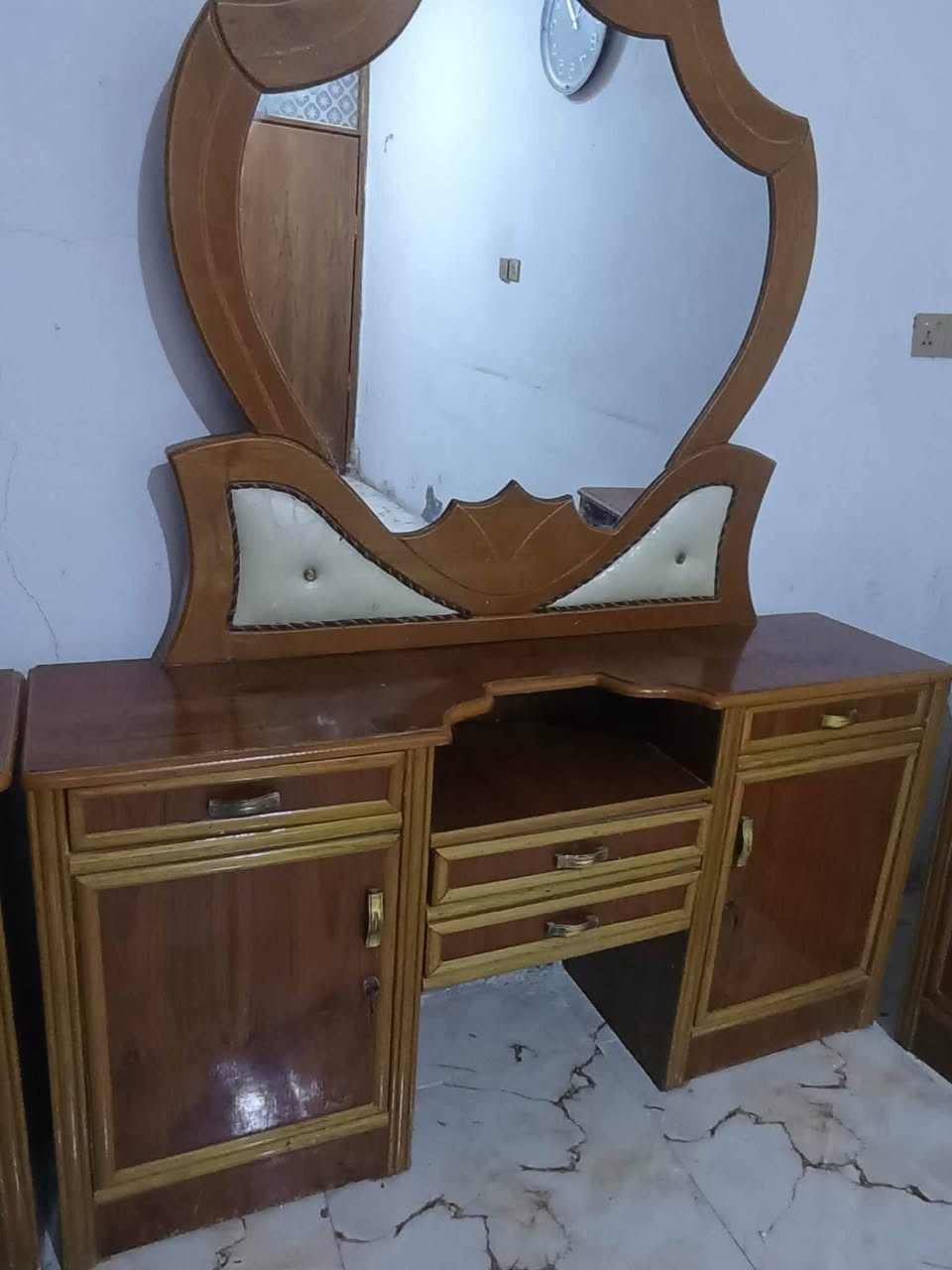 غرفة نوم نجارة نظيفة جداً للبيع (سعر مناسب)
التفاصيل:

نوع الغرفة: غرفة نوم نجارة (شغل نظيف وثقيل).

عدد القطع:  6 (مثل ما موضح بالصور).

الحالة: نظيفة جداً واستخدام حشمه ، الخشب محافظ على لمعته وما بيها أي عيوب أو كسر.

الموقع: بابل الهاشمية حي العسكري 

السعر:

مليون وميه وخمسين (1,150,000) دينار، وبيها مجال 

التواصل:***********

ملاحظات:

البيع لغرض التغيير فقط.

التفكيك و النقل على المشتري

