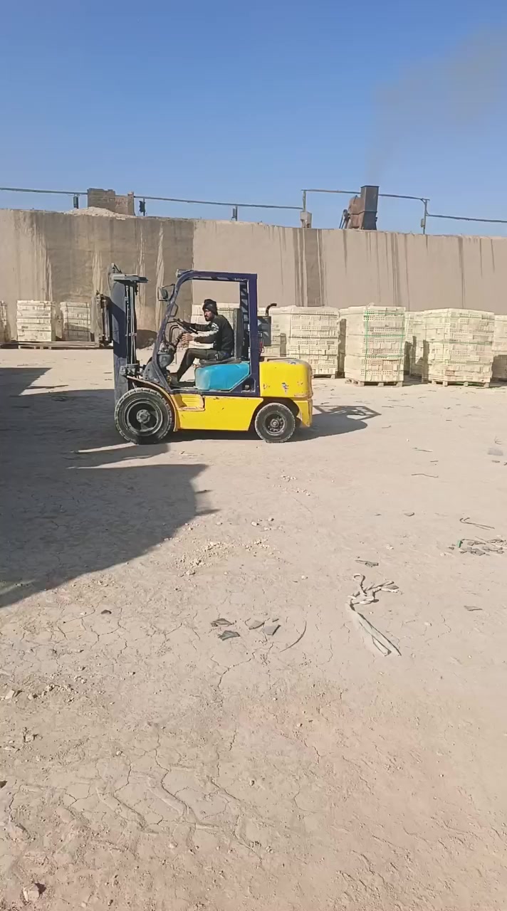 كوماتسو  3  طن   3   حركات  تخم تاير ربل 
جديد صدر جديد بوربينات الجكات بدلته كله جديد 
السعر   45  ورقه  ***********
