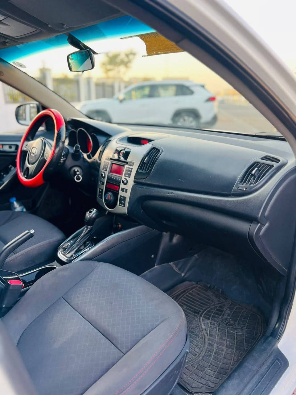 السلام عليكم
سيارتو ٢٠١٢ خليجي 
محرك تبريد شرط عالفحص 
كير ٦نمرة شرط 
تخم تاير صدر جديد 
المواصفات نص فول
والسونار مرفق ميحتاج اذكر شي بدوون اي دواخل 
سيارة مال جناي مامتعوبة رقم اربيل دولي تحويل مباشر 
السعر ٨٧ وبيها مجال حك الجية مكاني تكريت 
***********
