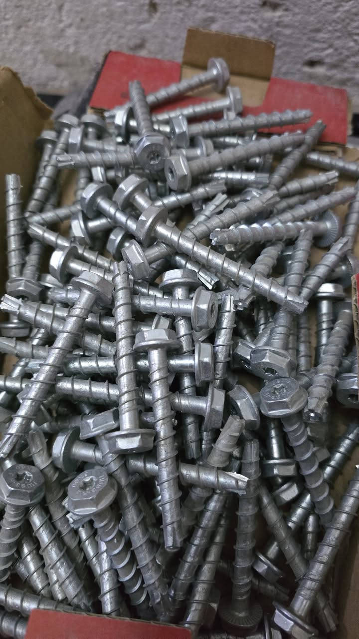 للبيع برغي بهاذه الشكل وزن سعر الكيلو ١٢ الف للمفرد المتوفر  ٢٠ كيلو ..***********
