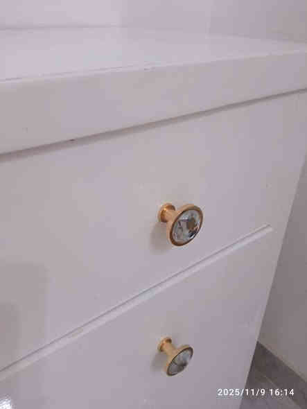 السلام عليكم. غرفه للبيع سته ابواب طابق واحد موديل تركي نجاره عراقيه تزكام  درجه اولى صبغ درجه اولى ابيض جديده نظيفه كلش استعمال 4 اشهر سعر 1800 استفسار *********** أو مراسله الصفحه
