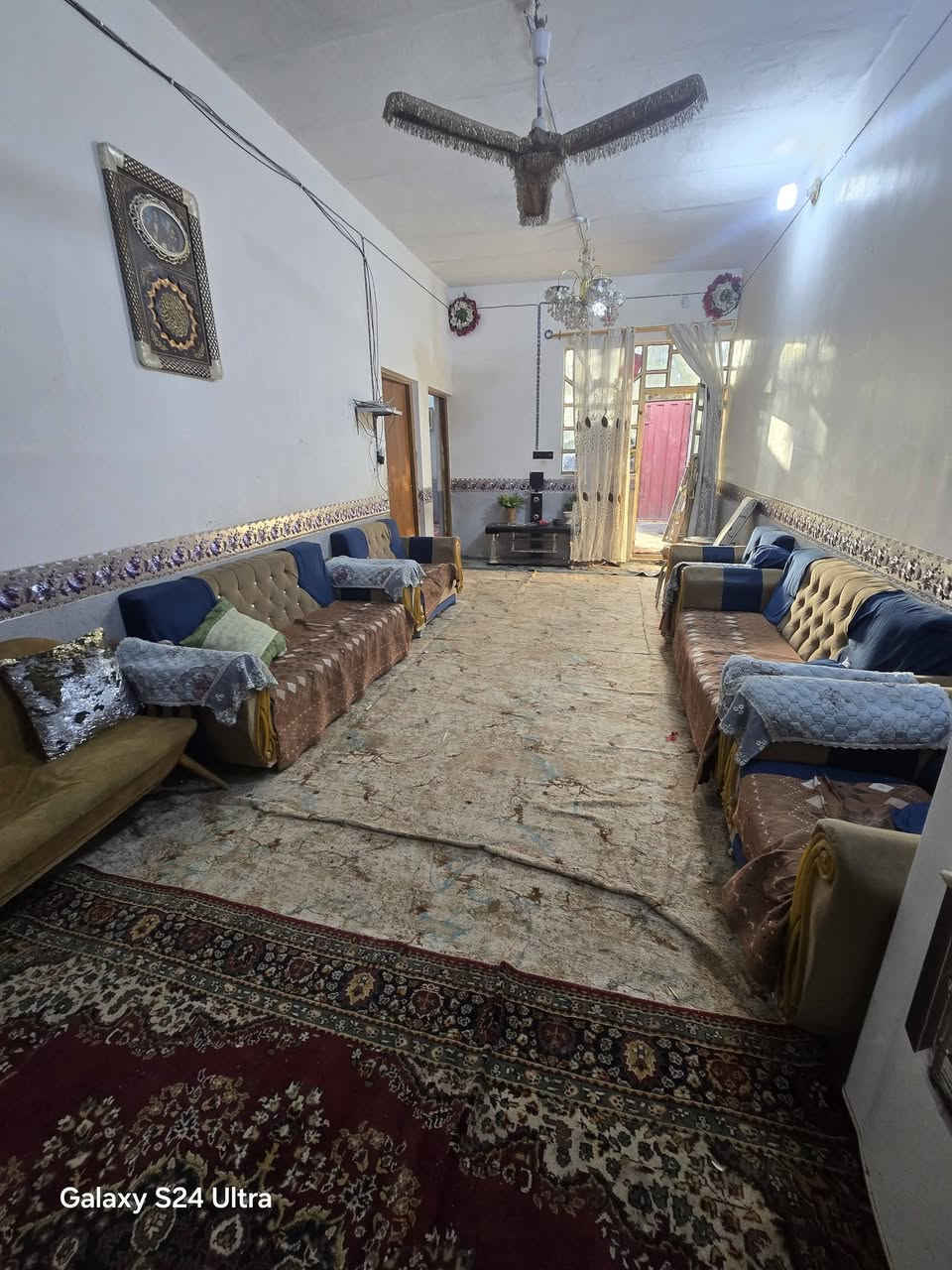 بيت لبيع بشارع المطار الجديدالمساحه ٢٠٠متر يحتوي على غرف٢وصاله ومطبخ وستقبال ومكشوفات٢ وطارمه السعر ٢٨ وبي مجال قليل الساس تجعيب السكف عكاده البناء بلوك للستفسار ***********مكتب بركات ام البنين قرب اسواق فدك مقابيل شارع السبيس
