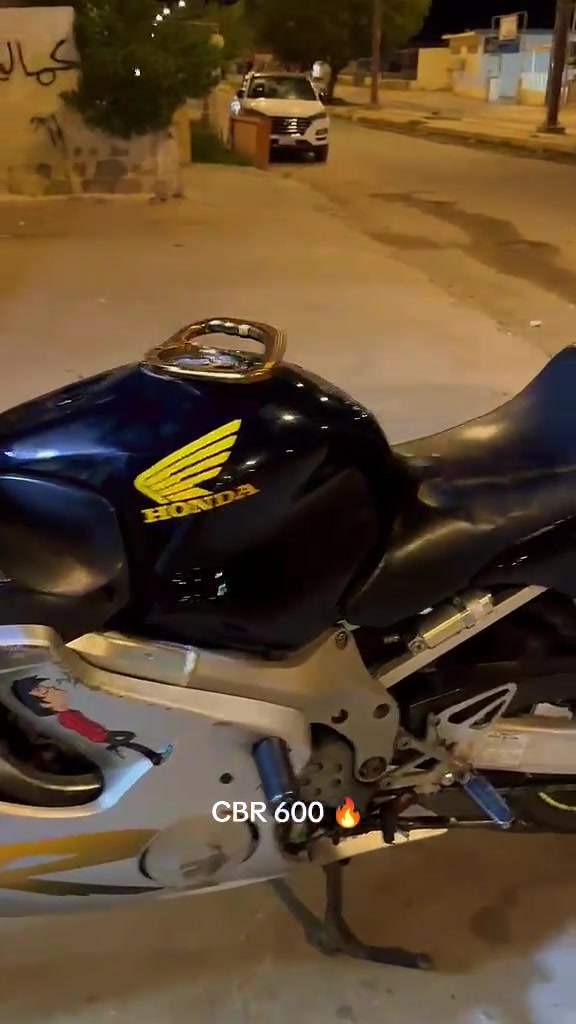السلام عليكم لليبع فقط دراجة بطح هوندا 600 CBR كابريتا موديل 2006 شرط مكينه وگير على وضع الشركة ماشية 97 حقيقي تجي تفحص بعينك وتحكم مكانها حديثه 
الدراجة بدون رقم 
الرقم / ***********
