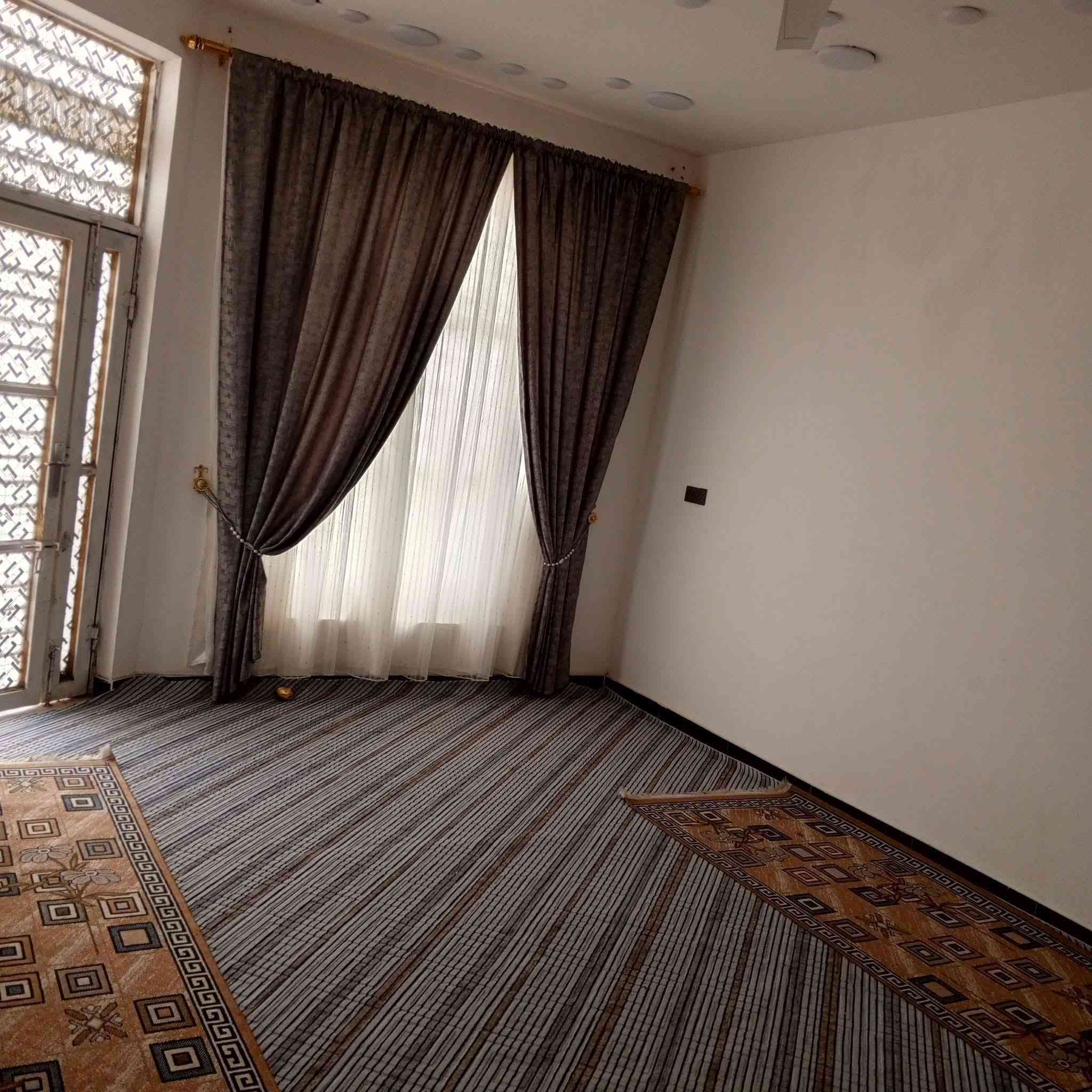 دار للبيع او مراوس  بي حي الجامعة اوسياسين او زين القوس أو حي الجهاد العزه
بالسفحه بيت درجه أولى طابقين دبل فاليوم  غرفتين نوم استقبال ومطبخ صالة 9م طابق الثاني غرفتين نوم صالة 9م مجموعة صيحات مع مخزن 
200/م  / شارع الوائلي 
ثاني بيت عن لركن 
***********
***********
