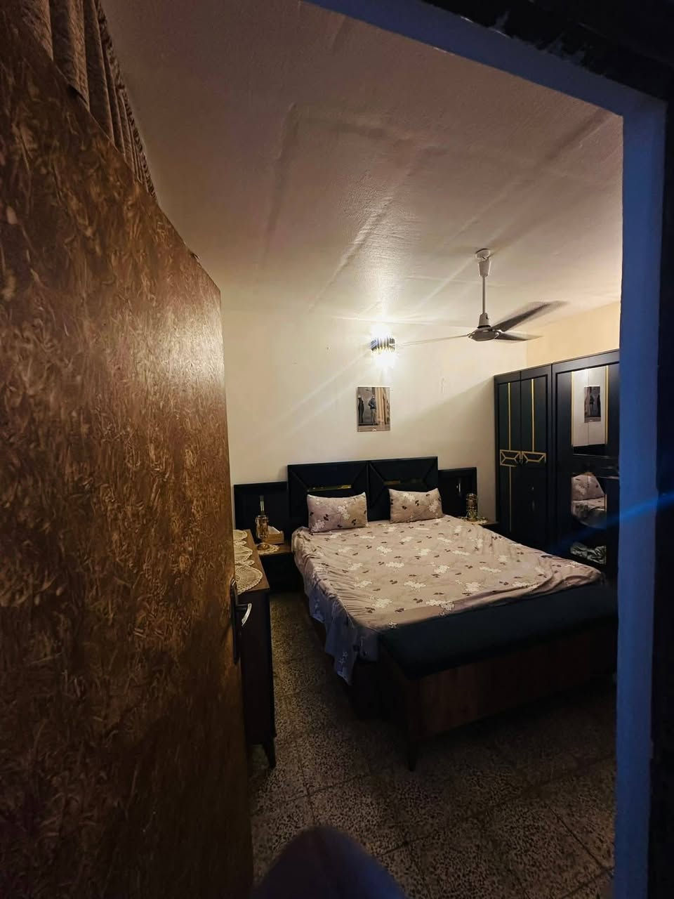 شقة للبيع طابق وسط فئة شهداء بدون تسديد كاملة نظيفة جداً مساحتها 135متر تحتوي على  غرفتين نوم مع كليدور مع مطبخ حار بارد مع صالة 7×4 مع مخزن مع بالكونات عدد 3 مع ديكورات الشقة متعوب عليها  ونظيفة جداً مستعجلين ع بيعته السعر والاستفسار على الرقم  *********** ///عنوان زين القوس مجمع الشهيدة اسراء مجاور مستشفى التركي الجديد مقابل مجمع الرواد
