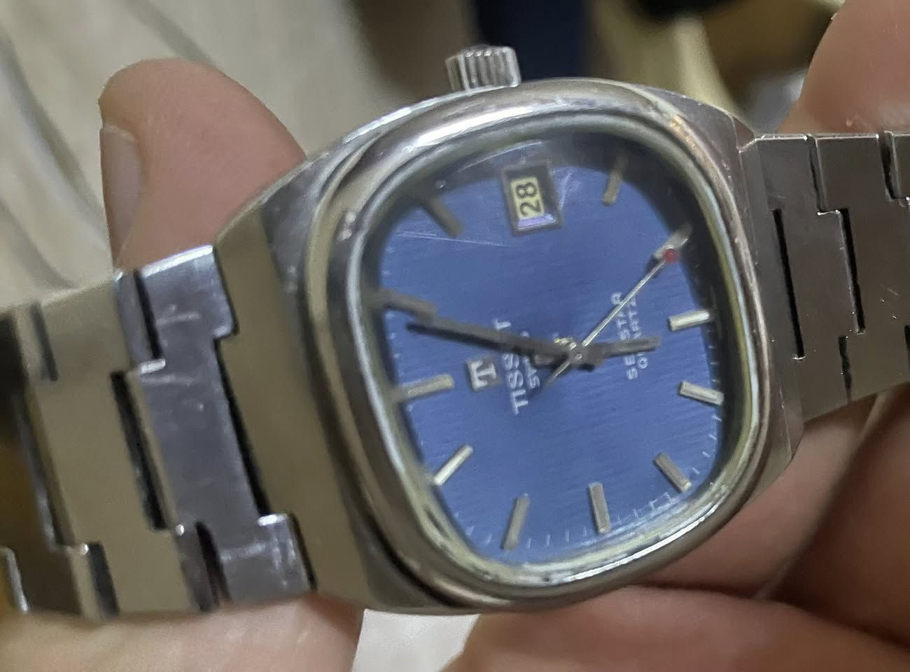 ساعة تيسوت(Cuartz Tissot Seastar) كوارتز(بطاريه) سويسري القطر 37-40 ملم انتاج نهاية السبعينات وبداية الثمانينات
نافذه للتاريخ اليومي
مينا زرقاء مشطبة
السير فقط مستبدل
نظافة الساعه ممتازه
وقت جداً مضبوط 
السعر 125 ألف
للمهتم خاص ***********
المكان كركوك يوجد توصيل
