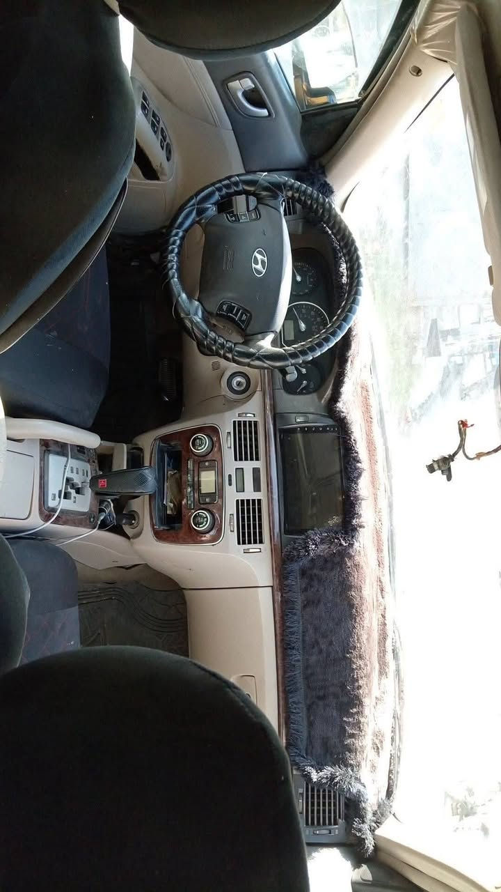 سوناتة 2006 باسمي رقمهة نكليزي سنويتها لل٣١
محرك ٦ سلندر بيها منضومة مال غاز 
ضفيرة جديد شادة هوة ولكير
تبريد ثلج صدرها جديد سويتة
سيارة ليبل واحد عدا لبونيد مبدل لتحديث
ضررهة بسيط بالجامغ لخلفي
هيئة وصفرة عنوانها ديالى جلولاء *********** 
سعرها ع تصال
