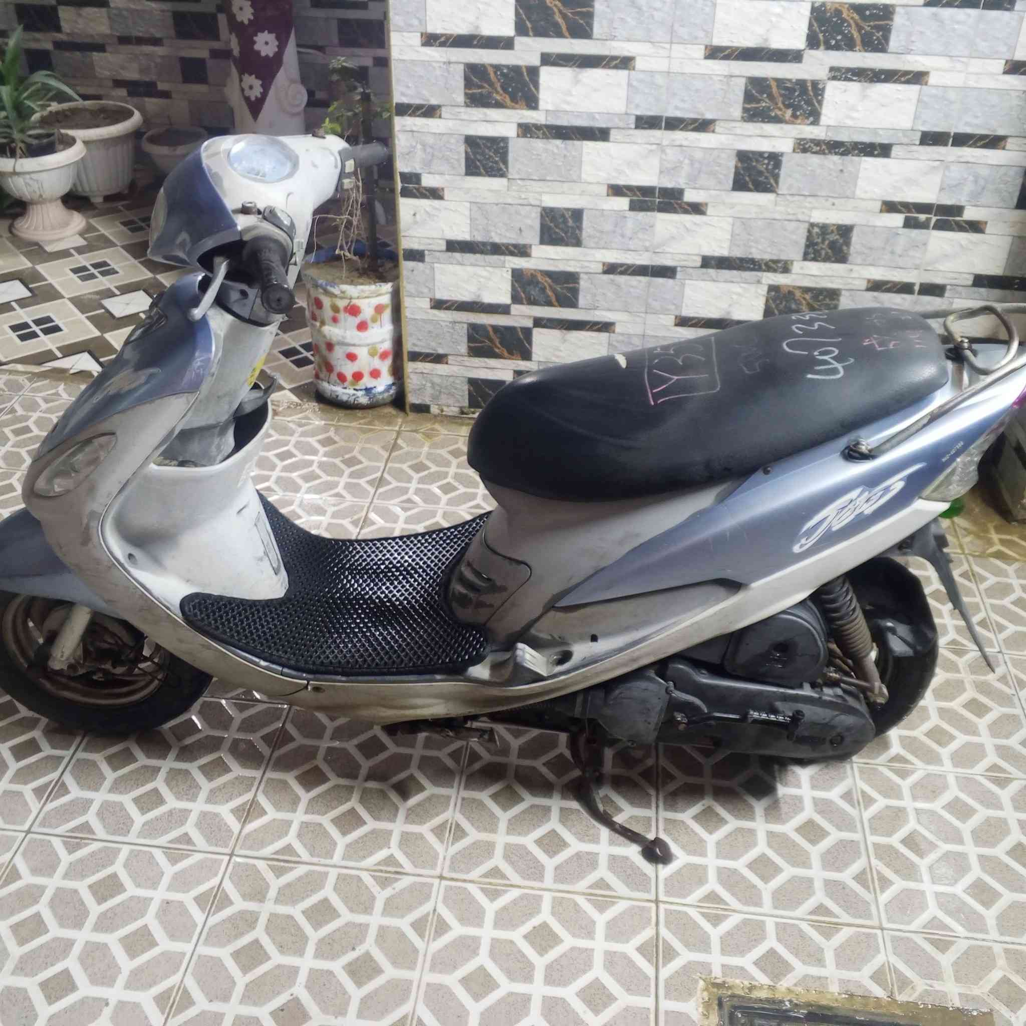 سلام عليكم 
دراجه ماكس منغولي لون نيلي دراجه خير من الله صالها اقل شهر من طالعه من الوكيل الدراجه ختم واحد ويه المكينه كهربايات كلها شغاله هندر سلف عداد اشاير الدراجه كلشي ما عوزها 
(العنوان سوك ابو جميغ جامع الامام الرضا) 
***********
سعر خاص
