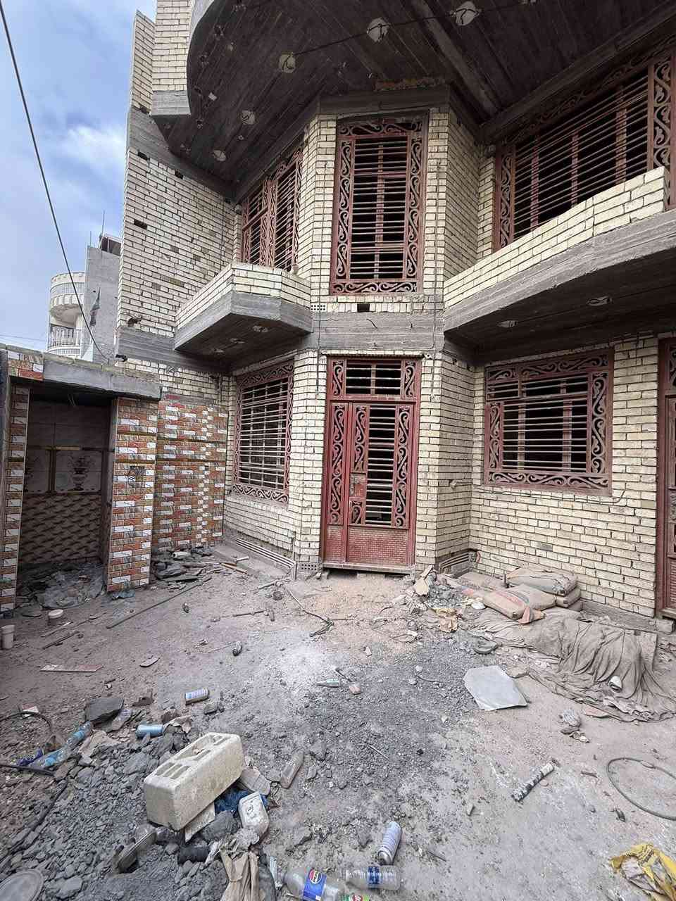 السلام عليكم …
دار للبيع المساحة 150m طابو صرف موقع الدار البلديات شارع 30 اليؤئن 

الطابق الاول يحتوي على استقبال +مطبخ +غرفة  +مناور عدد 2 +حمام خارجي وداخلي   + كراج +صالة + 

الطابق الثاني يحتوي على ثلاث غرف نوم + صالة + حمام عدد 2 

الطابق الثالث يحتوي على  بيتونه + سطح امامي وخلفي 

بناء الدار سنة 2023 درجة اولى من سيراميك رفت شتايكر لبخ 

شباك باب  كهرباء مجاري ماء كامل   يحتاج فقط ارضية وبياض 

للاسفسار الاتصال بالرقم ***********
