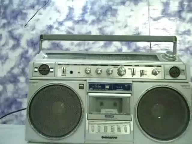 راديو مسجل ستريو ماركة SANYO
راديو 4 موجات بيFM
المسجل شغال بالكامل 
مدخل اواكس AUX 
***********واتس اب 
يوجد توصيل
