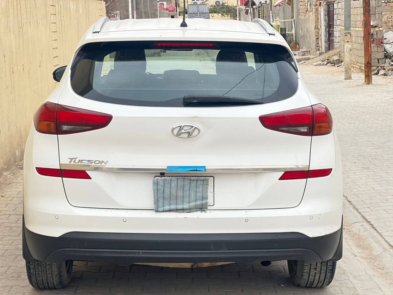 السلام عليكم 🫡 
توسان للبيع .! المديل 20 خليجي . 
السياره مواصفات فول عدا البانوراما .
ضررهاا جاملغ الامامي من جههت السائق مبدل بدون دواخل .
السياره ماشيه 350 . 
اللون ابيض . 
مري شفط . بصمه السياره . 
لايت زينون بيها .
تبريد اربع قطع . 
تدفئه . 
تخم تايررر جديد . 
ويل ال اصل 20 . 
مسجل دمامات اربع قطع . 
شاشه اماميه . 
كير ومكينه بعدهن بحالات الوكاله . تجي بعينك وتشوف .  
السياره لوك مال جناي وداخل . عنوان مشخاب رقم الهاتف 
*********** رقم الهاتف .
