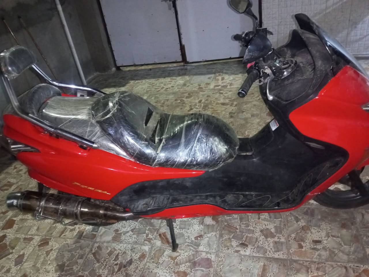 فورزا 09 للبيع حطيتلهة بانزين وطلع بيه ماي وبدلتلهة فيت بم ونوزل اشتغلت وطلعت بيهة وطفت بالشارع قيم بما يرضي الله.... الدراجة اروح بيهة من البيت للكوفي وارجع وتبقة طابگة بس من طاح وي البانزين ماي تخربطت احوالهة 
مكاني البصرة منطقة الطوبة والنخيلة ***********
