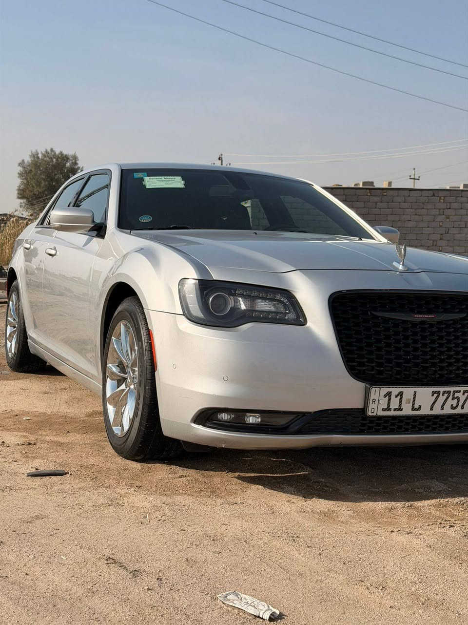 كرايسلر  300S امريكي 
مكفوله كلين تقرير تعمل وتسير 
لون سلفر بغداد بأسمي 
المسافة المقطوعة 40الف فقط وضع الوكالة
حجم المحرك 3600
السيارة كلين تايتل 
مواصفات السيارة:-
تاير شرط نكسن كوري جديد 
* نقطة عمياء . 
* حساسات امامية . 
* ويل قياس 18 أنج . 
* حساسات خلفية و اماميه.  . 
* شاشه كبيرة مع نظام ملاحة نفكيشن GPS .
* سستم صوت كامل مع دمام خلفي 
* كراسي جلد طبيعي شعار S
* مقاعد أمامية كهربائية عدد 2 .  . 
* مقاعد أمامية تبريد وتدفئة . 
* مقاعد خلفية تدفئة . 
* تشغيل عن بعد .  . 
* تدفئة ستيرن . 
* محدد سرعة .  . 
* كاميرا خلفية دوارة.
* مرايا رادار مع ترحيب متحسسة للاضاءة  
* دخول ذكي (بصمة) .
(السيارة رقم بغداد بأسمي)

مكان السيارة ذي قار 
رقم ‏‪0783 156 5636‬‏ ناصرية, ذي قار
