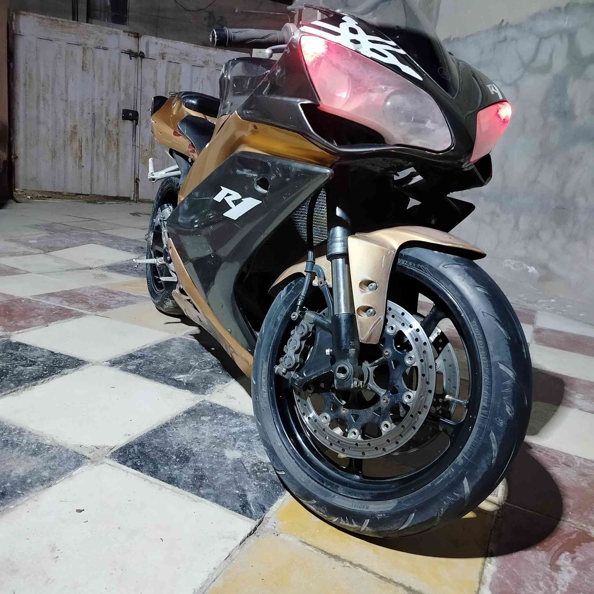 السلام عليكم
للبيع بطح YAMAHA R12007 رقم وسنوية مكينة ناعمة وصافيه كهربائيات شغاله عالفحص الدراجة كامله 
مكاني حلة مركز *********** موجود خاص 
سعرهه مناسب لان مستعجل
