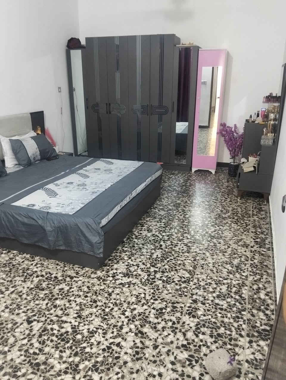 السلام عليكم بيت المساحة 150 متر الواجهة 7.50  النزال 20 التفاصيل داخل المقطع العنوان شارع المضخه في شارع البزل منطقة حي الأمل المنطقه ماء كهرباء وتبليط للأستفسار الأتصال ع الرقم ***********
