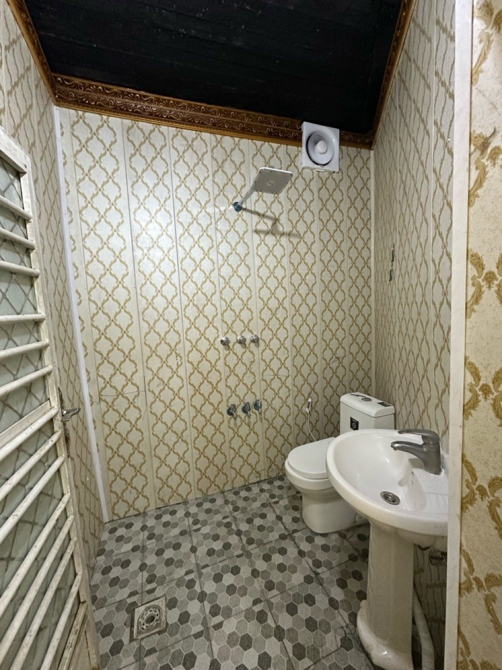 بيت للايجار في الميكانيك قرب روضة الاقمار 
يحتوي البيت على 
غرفة عدد 1 كبيرة 
مطبخ 1
حمام 2 واحد داخلي واحد خارجي
سطح 
كراج 
للمراسلة على الواتساب 
السعر 350 الف 