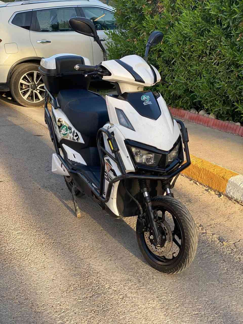 سكنس شحن مدرع 2025 
6 بطاريات ع الفحص 
تمشي 50 كيلو واكثر بالشحنه الوحده 
ملف 2500
3 نمر سرعه كلش سريعه سرعتها 85 حقيقي 
لايت عالي ناصي زنون 
بريكات هايدوايك امامي خلفي 
بيها جنطه خلفيه واسعه 
بيها بك ( الرجوع للخلف )
بيها بارك 
بيها نفص الجاملغ الامامي وشويه لحيم للدرع يرادله شويه ترتيب
سعر 575 
مكاني اليرموك او العامريه 
رقمي ***********
