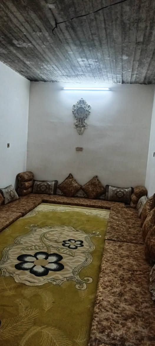السلام عليكم بيت مساحتو 125 البيع في حي التاخي الثاني قريب على جامع المجيد 
والسعر مناسب والشراي يتصل  ويدلل ***********
