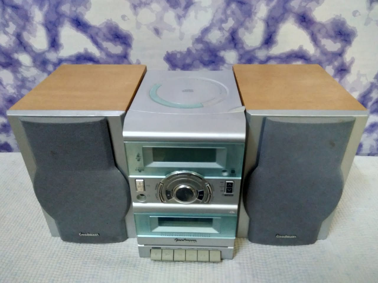 جهاز ماركة Goodmans 
*راديو موجتين FM. AM
*مسجل شغال بالكامل مع التسجيل 
*مدخل Aux اواكس 
*سي دي عاطل 
نظافة الجهاز 100%
السعر 55 الف مع التوصيل 
***********
