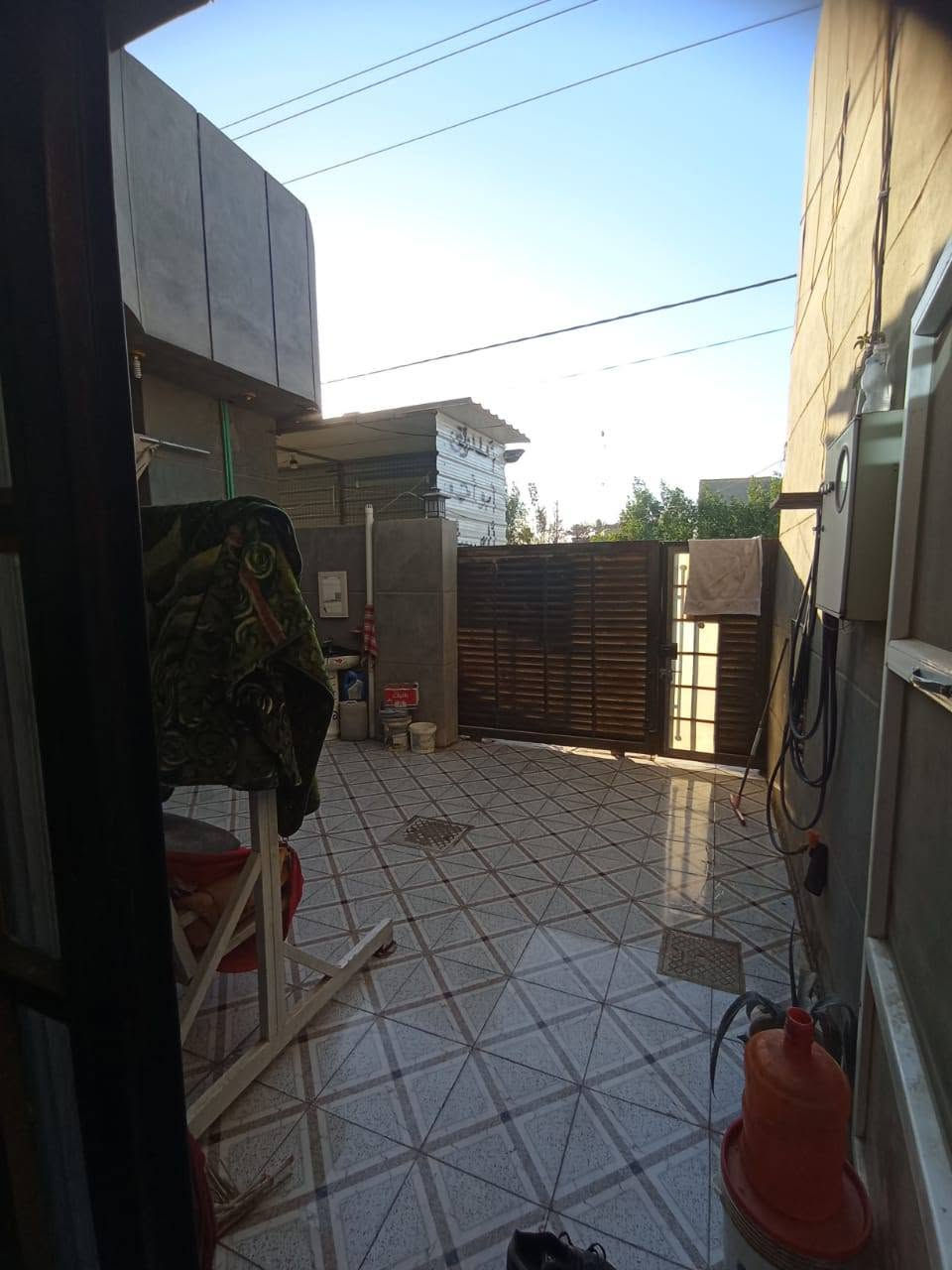 3 بيوت للبيع واحد 200 متر كامل والثاني 100 متر هم كامل والثالث 100 متر حيكل بي بيبان وشبابيك مع محل اسواق كامل مع الغراض الاستفسار على الارقام التاليه ***********7725262501
العنوان حله ورديه خارج سيف سعد شارع المشجر على الشارع تبليط سنتر
