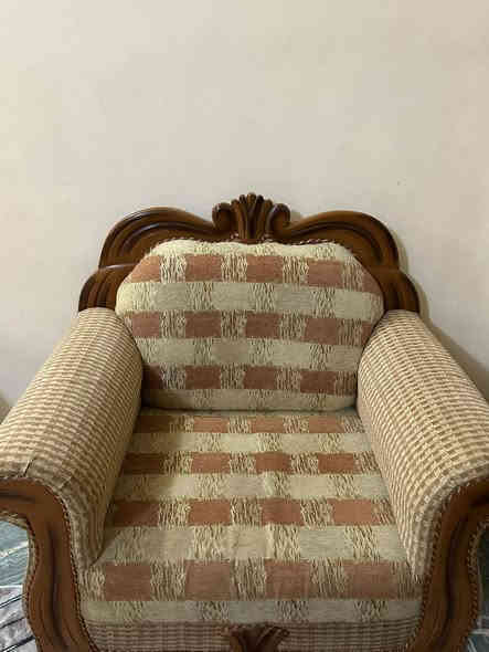 تخم عدد ثنين عشر مقاعد مع بوفيات ثنين وماصات عدد ثلاثه وواحدة كبيرة  وثريات عدد ثنين مع براكيتات. ثنين
للاستفسار الاتصال على الرقم ***********
