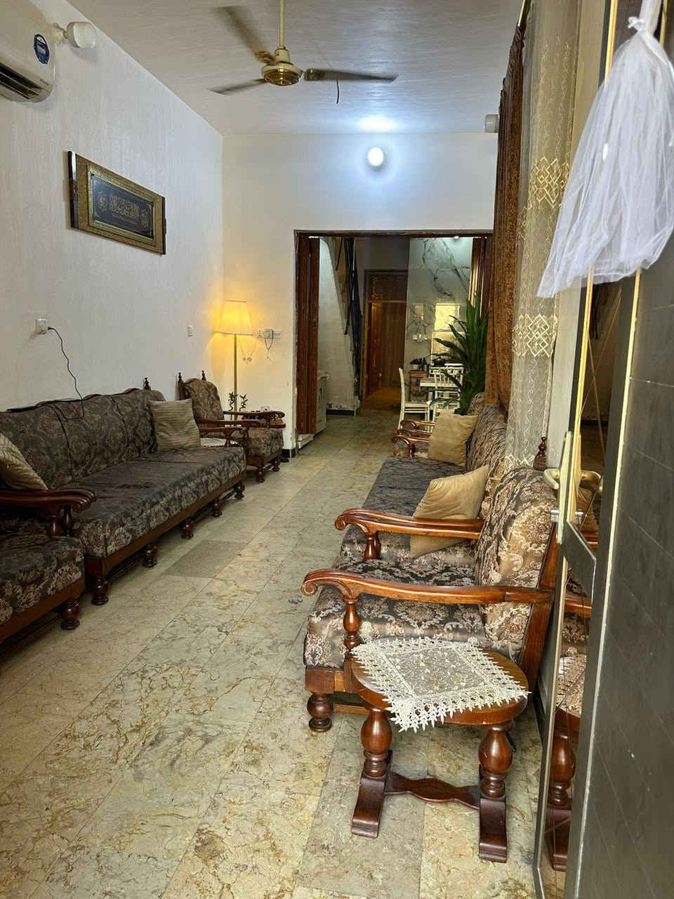 بيت بالدوره بالطعمه للبيع طابو صرف سكني ثلاث طوابق مدخلين بناء حديث ارضيه مرمر ووواجهه مرمر اربع غرف نوم وصاله واستقبال ارتفاع عن الشارع متر المساحه ١٠٠ متر فرع البريد السعر ٢٥٠ وبي مجال هاتف *********** بغداد, العراق
