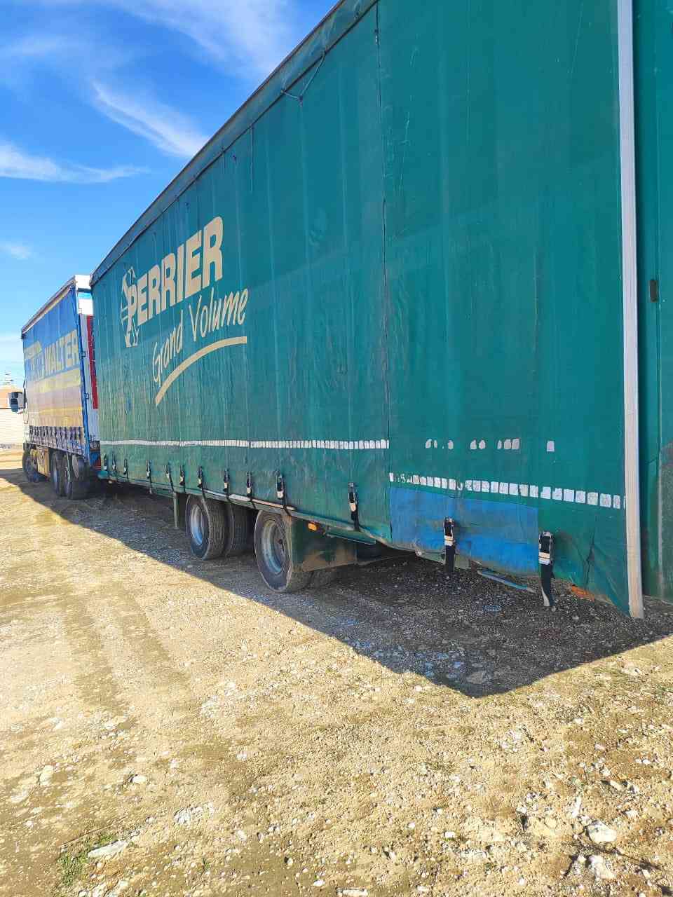 السلام عليكم عربانة وبودي للبيع  طول العربانة عشرة الا ربع والبودي ثمانية البودي ثمانية ثمانية8 وارتفاع 3 امتار وعرض 250البودي يرهم اكتروز ويرهم سكانيا ￼ 
للاستفسار 
***********
***********
