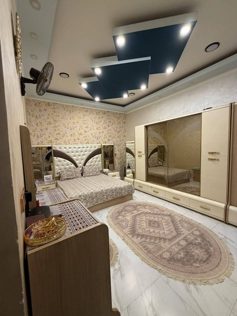 دار مساحة 247 زراعي بالمهيديه
بأكثر شارع مرغوب (شارع جامع سعيد ابن جبير)
عرض الشارع 25 متر متوفر كامل الخدمات ماء وكهرباء ومجاري ونت ضوئي وقريب جداً من التبليط.
الدار واضح من الصور نظافة 100%
طابوق كونكريت مواد البناء نوعية جيدة وممتازه
يحتوي على غرفتين نوم كبار وصالة كبيرة جداً واستقبال واسع ومطبخ حار وبارد وصحيات عدد4 
الطابق الثاني صاله وبيتونه فقط 
شغل البيت درجة أولى من مرمر وسيراميك مع انظمة ماء وكهرباء ومجاري حديثه 
السعر 225 مليون.
مراجعة مكتب الخليج للترويج والأستثمار العقاري 
(الشموخ بباب العمارات السكنيه)
كروب الواتساب بي كل العروض والصور 
https://chat.whatsapp.com/IDto8lMTDKyHzVMs1VbgXk
للاستفسار واتساب 
***********

