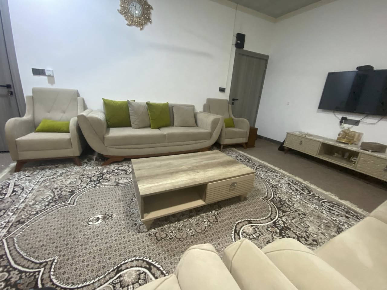 ئەم ئەشیایانەی ناوماڵ بۆ فرۆشتن
١.تاقم دانیشتن ١٠ نەفەری

٢.فەرشی تورکی ٣،٥*٤

٣. مێزی ناوەڕاست

٤.مێزی تیڤی

٥.دووسێت تەپڵەک 

بەجیاو بە یەکیشەوە ئەفرۆشرێت


**إذا كنت صاحب هذا الإعلان وتريد حذفه لأي سبب، رجاءا أرسل رسالة إلى الدعم الفني**