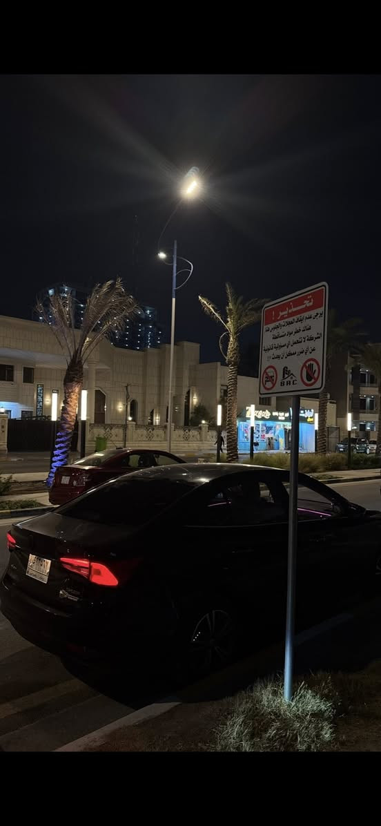 Mg5 Luxury 2024 اعلى مواصفات ١/١
95$
MG 5 LUXURY 1/1
الممشى: 45,000 كم فقط.
• الضمان: خاضعة لضمان الشركة الرسمي (الوكالة)، وجميع الصيانات دورية ومنتظمة.
✅ المواصفات التقنية:
• المحرك: 1.5 لتر، 4 سلندر (اقتصادية جداً).
• ناقل الحركة: أوتوماتيك (CVT).
✨ المواصفات الداخلية (الفول):
• المقصورة: كراسي جلد أسود فاخرة بحالة الوكالة.
• التحكم: مقعد السائق تحكم كهربائي.
• التكنولوجيا: شاشة لمس كبيرة تدعم (Apple CarPlay & Android Auto).
• التشغيل: بصمة تشغيل مع دخول ذكي.
• التبريد: مكيف أوتوماتيك مع فتحات خلفية.
لدات داخلية (مُضاف)
تدفئة كشنات امامي

🛡️ أنظمة الأمان والرؤية:
• الكاميرات: نظام كاميرات 360 درجة (رؤية محيطية).
• الحماية: 6 وسائد هوائية (Airbags) مع حساسات خلفية.
• الفرامل: بريك يد كهربائي (EPB) مع خاصية Auto Hold.
• السرعة: نظام تثبيت السرعة (Cruise Control).
💎 المواصفات الخارجية:
• فتحة سقف كهربائية.
• الإضاءة: LED نهاري بتصميم عصري.
• الرنجات: رنجات ألمنيوم قياس 16 إنش.
الضرر موضح بالصور


**إذا كنت صاحب هذا الإعلان وتريد حذفه لأي سبب، رجاءا أرسل رسالة إلى الدعم الفني**