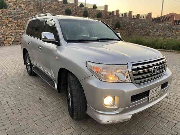 سەرەتا بە ناوی خوای گەورە و میهرەبان

تۆیۆتا لاندکروسر وەنەوشە

مۆدیل ٢٠١٠ مانگی ٧

مواسفات خلیجی GXR.i فول فول مواسفات

سڵایدە بەسمەیە و شەخالە سێ ریز کوشن و دەبڵ اکسل و تەبرید مەرکەزی و سەلاجەیە شاشە ئایپاد و کامیرایە فول فول مواسفاتە قەپاتە و زۆر مواسفاتی تر

نموونە لە جوانی و پاکی

یەک دەستە سەیارەکە

گیر و مەکینە و دەبل اکسل و کارەبایی و تەبرید و تەقە و رەقە و تندوتۆلی بەشەرت

هەموو گیانی لەسەر دەقی بیلادی ماوەتەوە

گیر و مەکینەی بەشەرت نەکراوەتەوە

٢٠٠ هەزار کیلۆمەتر حەقیقی رۆشتووە

٤ تایە و ویلی لۆکی بیلادی لە ژێرە

پیش و دوای کەپسە سەقف و شان و چواردەوری شوشەییە

بی بۆیاخ و بی کاڵبوونەوەیە سۆنەریم داناوە.!

ناو دەری زۆر جوان و پاک ماوەتەوە وەک دەقی شەریکە

ماڵی دۆستە و دیناریک مەسروفی نیە

بۆ عەیب و عار پرسیار مەکە.!

شوین// هەڵەبجەی شەهید

سعری// ٢٩٥ گڵاو مجالیکی برایانەی تیدایە

کۆرەک ***********

ئاسیا ***********

واتساب و تیلگرام و ڤایبەری لەسەرە.! حلبجة
