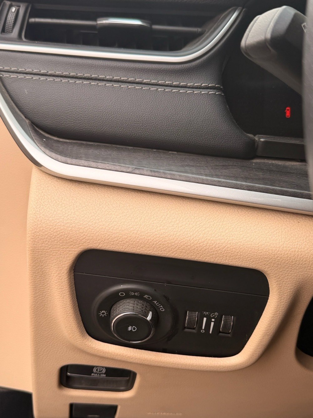 جيب شيروكي أسود، موديل جديد بحالة ممتازة. السيارة مزوّدة بتصميم داخلي مريح وأنيق، مع شاشات عرض خلفية وأنظمة ترفيه متقدمة. مثالية للعائلة والرحلات. متوفرة للمعاينة في أي وقت داخل بغداد.