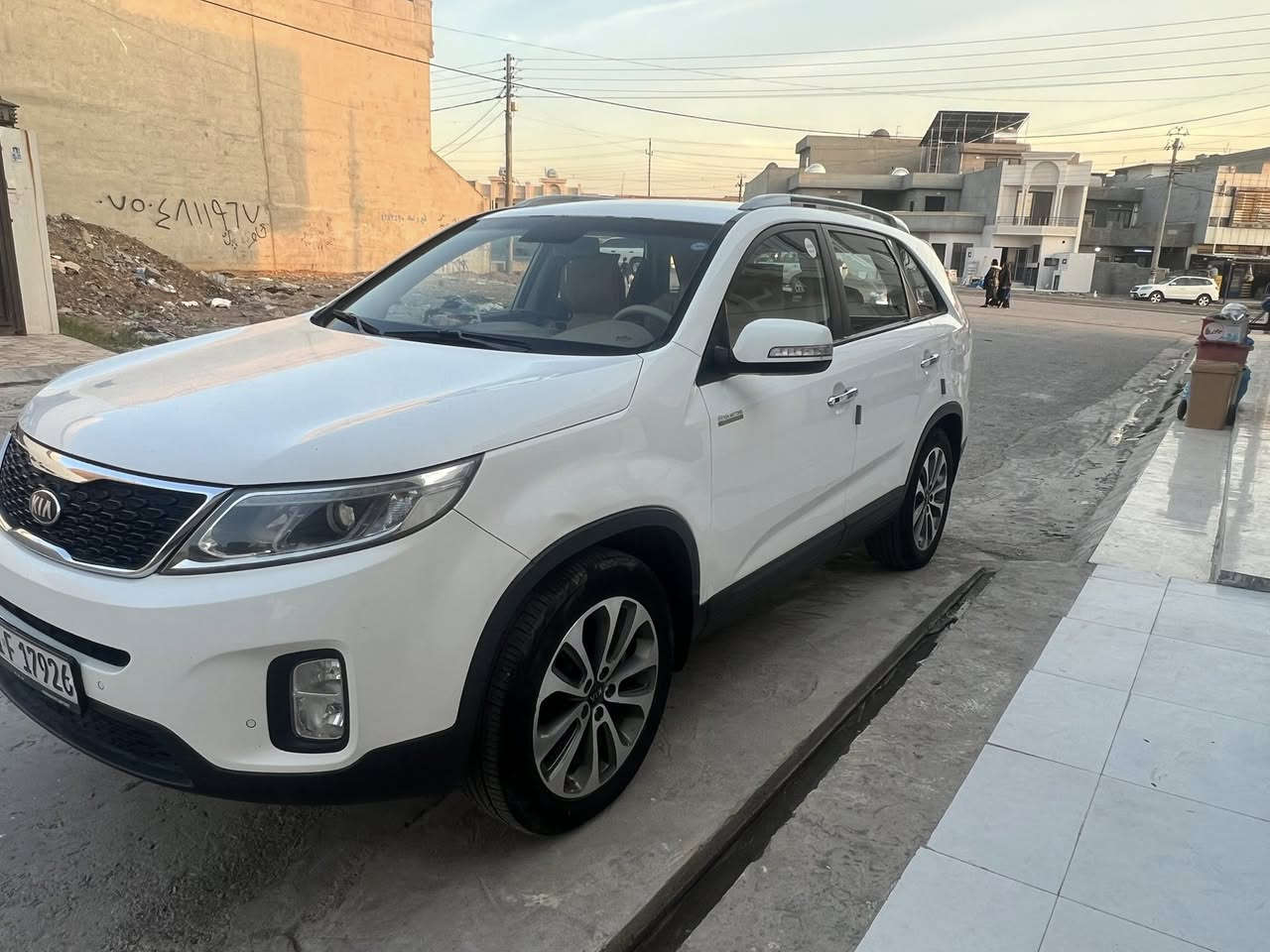 للبيع Kia Sorento 2013 شكل 2015 — خليجية نظافة خاصة جداً 🔥
✔️ سورينتو لون أبيض بحالة ممتازة جداً
✔️ استعمال شخصي مرتب والسيارة نظيفة من الداخل والخارج 
✔️ ممشى ١٦٥ ألف فقط
✔️ محرك + قير + شاصي بحالة ممتازة علما ان سيارة خليجي يعني بدون ضربة 
✔️ تبريد ثلج ومكيف ممتاز
✔️ إطارات  وويل ١٩ وجنوط وكالة بحالة جيدة ماصارلي شهرين من بدلت تايرات شرط نيكسيون الكوري 
✔️ لا تحتاج أي مصروف وجاهزة للاستخدام مباشرة

💎 المواصفات:
* ٧ راكب 
*محرك ٢٦٠٠ دوش (المرغوب ) ٤ سلندر 
* قير أوتوماتيك وبيها نظام الگير العادي 
* تحكمات ستيرن 
* مثبت سرعة
* حساسات امامي وخلفي 
*تبريد ٣ قطع 
* كاميرا خلفية 
* مرايا شفط  مع إشارات بيها 
*مسجلها البلادي  + AUX + USB + Bluetooth
* داخلية بيجيي ودشبول اسود نظيفة جداً
* 
ملاحظة / اني سيارة تعبان عليها هواي وبحياتها مامشتمة ريحة بانزين العادي كلة محسن + اوكتان اخلي ويه كل تفويلة حتى احافظ على جودة واداء المحرك والنسبة لدهن مكينة اخليلها النوع الافضل ومرات اذا lique molly ماكو اخليلها التوتاشي الياباني 

ملاحضة / دهن الكير مصار فترة هواي من بدلتة ودائما اوديها سيرفس للشركة كيا باربيل 
 وسيارة سنويتها نافذة لغاية ٢٠٢٨وبأسم والدي 

🚘 السيارة شكلها مرتب جداً والطريق عليها ناعم وثابت
فحص متاح للجادين والسيارة تستاهل المعاينة

📍رقم أربيل
💰السعر:  163 وبي مجال و قابل للتفاوض بالمعقول 

📞 للتواصل خاص أو اتصال 
*********** 
العنوان / ديالى -خانقين
