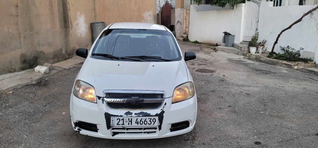 ئەڤیو ٢٠٠٦
مەکینە گەورە 
گێر عادی 
تەکسی بوە رەنگی بیلادی شینە کراوەتەوە بە سپی
پێشو پشت کەپسە چەکوشی نیە 
تۆزێ سەقفی تەعدیلە بێ برانەوە 
گێرو مەکینە بەشەرتی  هەڵمیشی نیە 
 زۆر جایزە  هەمو گیانی ئشەکات 
سەنەوی بەسەر نەچوە 
٤ تایەی تازەی لە سەرە 
تەبریت لە جێیا ئشەکات مەزبوتە
هەزەو بەرادی تازەیە 
بەشەرتی تەحویلو براوەو غەرامە 
                                                       ژ.م  *********** السليمانية, العراق
