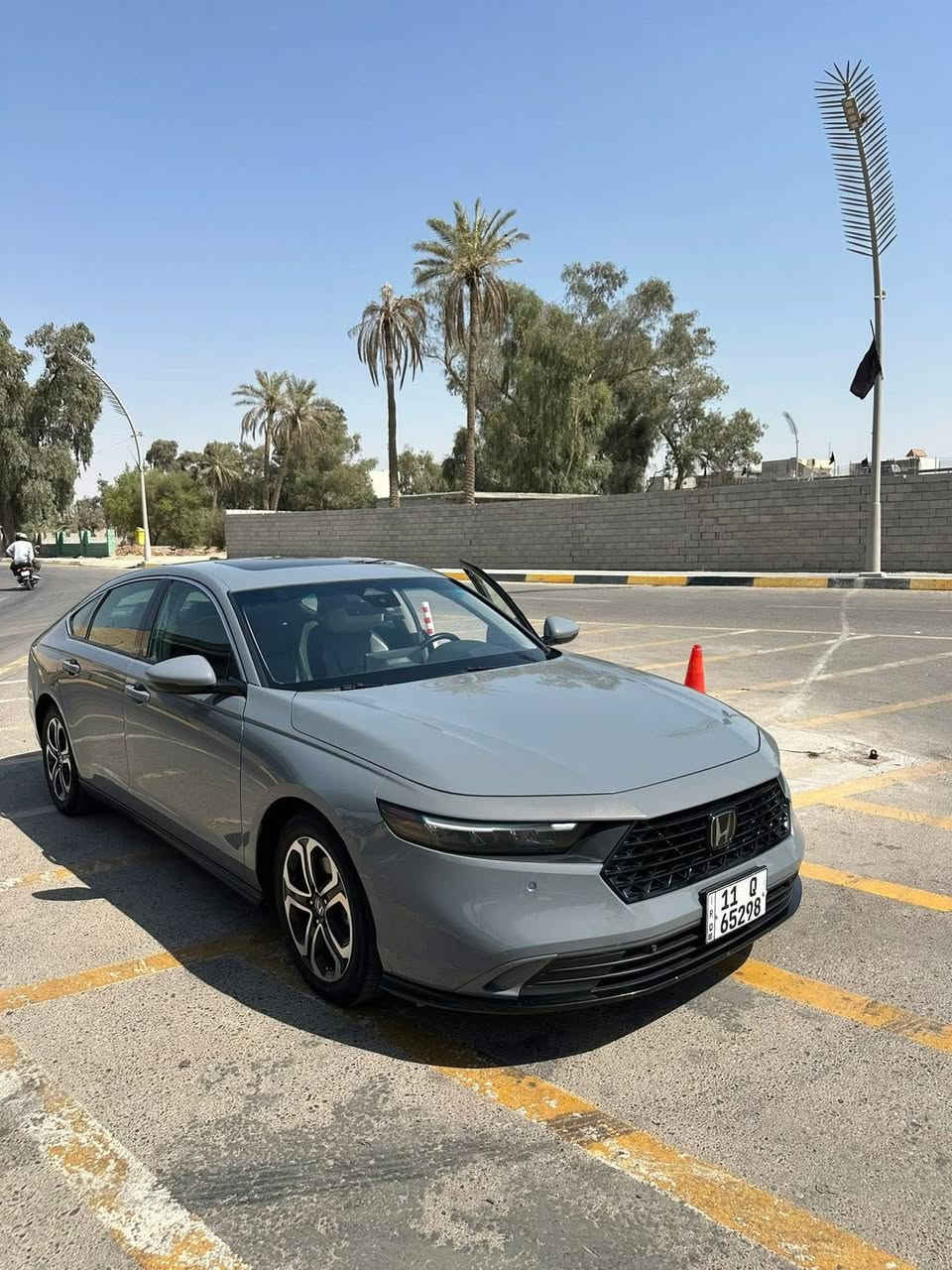 السلام عليكم ***********
هوندا
 اكورد موديل 23
هايبرد 
مرقم بغداد 
كاملة من النقوصات
عداد 100 الف كيلو 
الضرر مثل ما موضح بالصور فقط جاملغ وراجع بارد 
يعني كلين 
سيارة نضيفه كلش استيراد خاص على ايدي 
تحويل ثاني يوم 
مواصفاتها معروفه 
كشنات خزن وتدفئة
رادارات 360 درجة
نقطة عمياء
قرائة مسار 
مثبت سرعه
يعني قيادة شبه ذاتية
فتحة سقف 
تبريد خير من الله 
دهن كله اصلي
وبانزين محسن كله اديرلها 
سيارة معروفه باعتماديتها العالية
سعر 220 وبيها مجال
