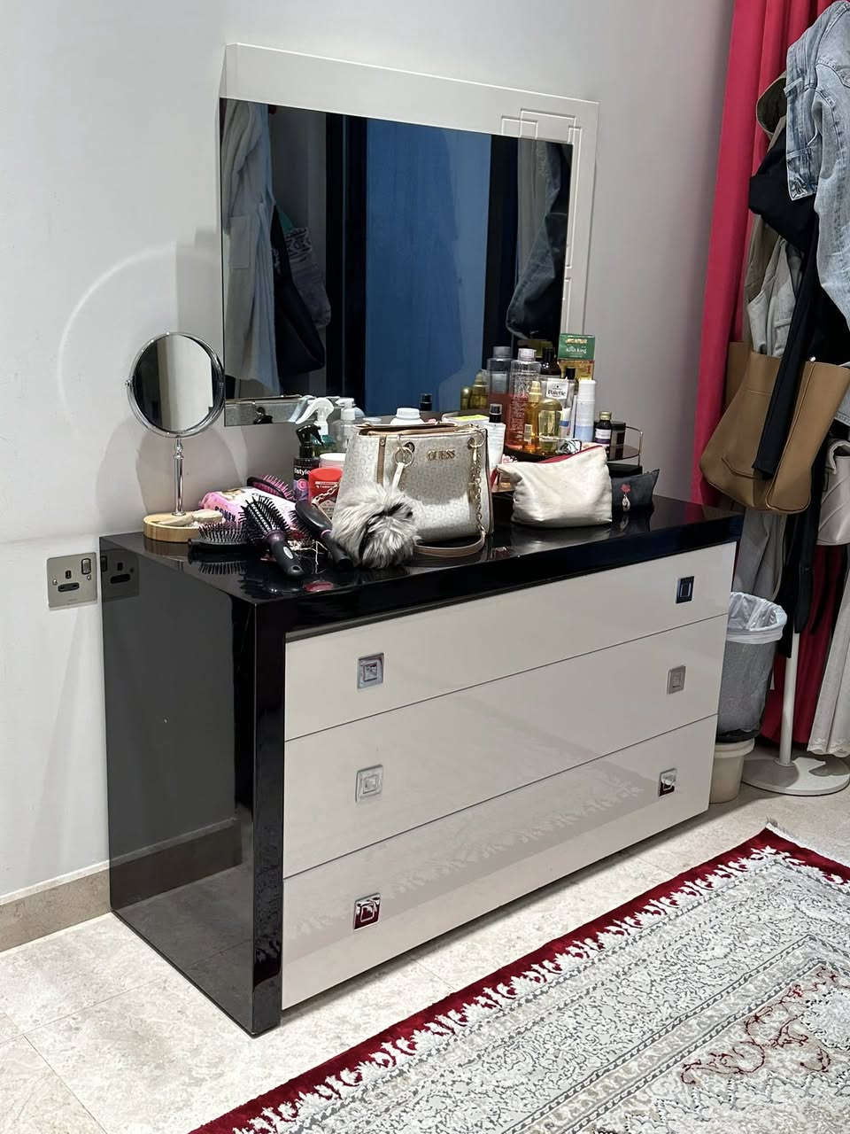 سلام عليكم ورحمة الله وبركاته. غرفة نوم تركية نظيفة جداً وقوية جداً للبيع السعر مليون ونص بغدا الحارثية ***********
