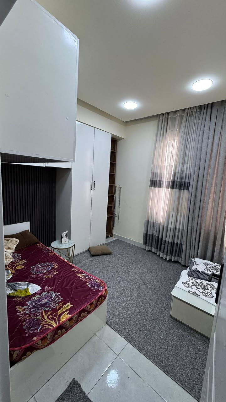 للايجار_في_السيدية
شقة في (مجمع المحبه) نضيفه جداً 
(للعوائل فقط)

تحتوي على :- (مؤثثه اثاث بالكامل) 
مساحه 103 متر 
صالة (تحتوي على TV وتخم )
مطبخ (يحتوي على كاونتر كامل و طباخ )
غرفتين نوم (مؤثثات كامله )
(وتحتوي على 4 سبالت ) 

 بارك مجاني _ مصعد 24 ساعه _ خدمات صحيه 
سعر الايجار:- مليون و250 

للاستفسار (متوفر واتس اب) :*********** 
الكوخ للتطوير العقاري
