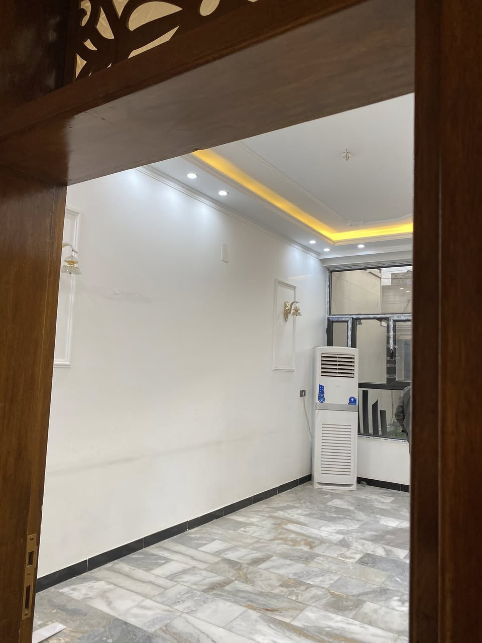 سلام عليكم
150 متر 
بيت حي اور ٦٠٠ 
٣ طوابق. 
واجه ٥ نزال ٣٠ 
***********
