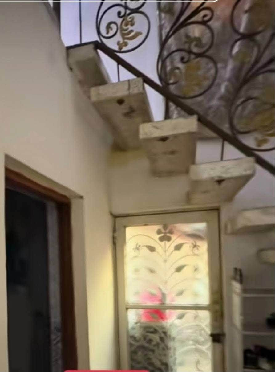 دار للبيع في الكوفه منطقة السهيليه خلف الأقسام الداخليه قريب على مسجد السهله طابو زراعي سند ٢٥ 
المساحة (  ٢٠٠ ) متر 
طابقين
 أربع غرف نوم وصالتين واستقبال ومطبخ حار وبارد وثلاث مجاميع صحيه مناور اثنين 

على شارعين مع الخدمات ماء كهرباء ومجاري والمباشره بالتبليط ثالث بيت عن الشارع الرئيسي 
السعر ١١٥ وبي مجال 

للاتصال *********** مكتب القلعة للعقارات
