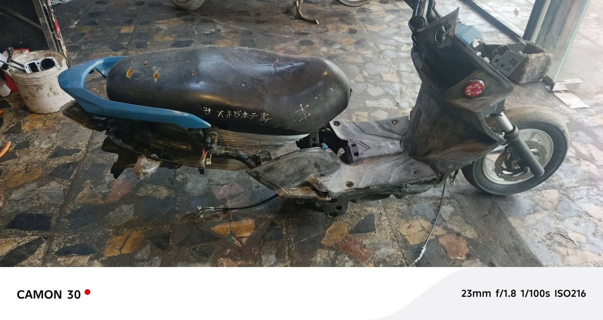 السلام عليكم. شاصي جيتي آر نضيف
مع كاعية وحاضنه وسبعه
وكشن 
وبكلايت واشاير خلفي
ويل وتاير امامي 
وزوج دبلات 
العنوان بغداد تقاطع درويش ***********
