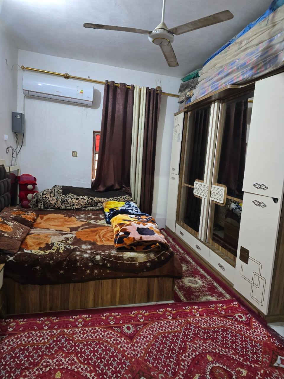 السلام عليكم...
بيت زراعي للبيع المساحه ١٦٨ متر يحتوي على استقبال صاله مطبخ غرفتين نوم صحيات داخليه وصحيات خارجيه ترك خلف البيت طارمه البيت مرتب يقع صوب بني ركاب قريب شارع ٣٠ الفرع ثاني شارع من تصعد شارع المشايه على اليمين الاتصال على رقم ***********
