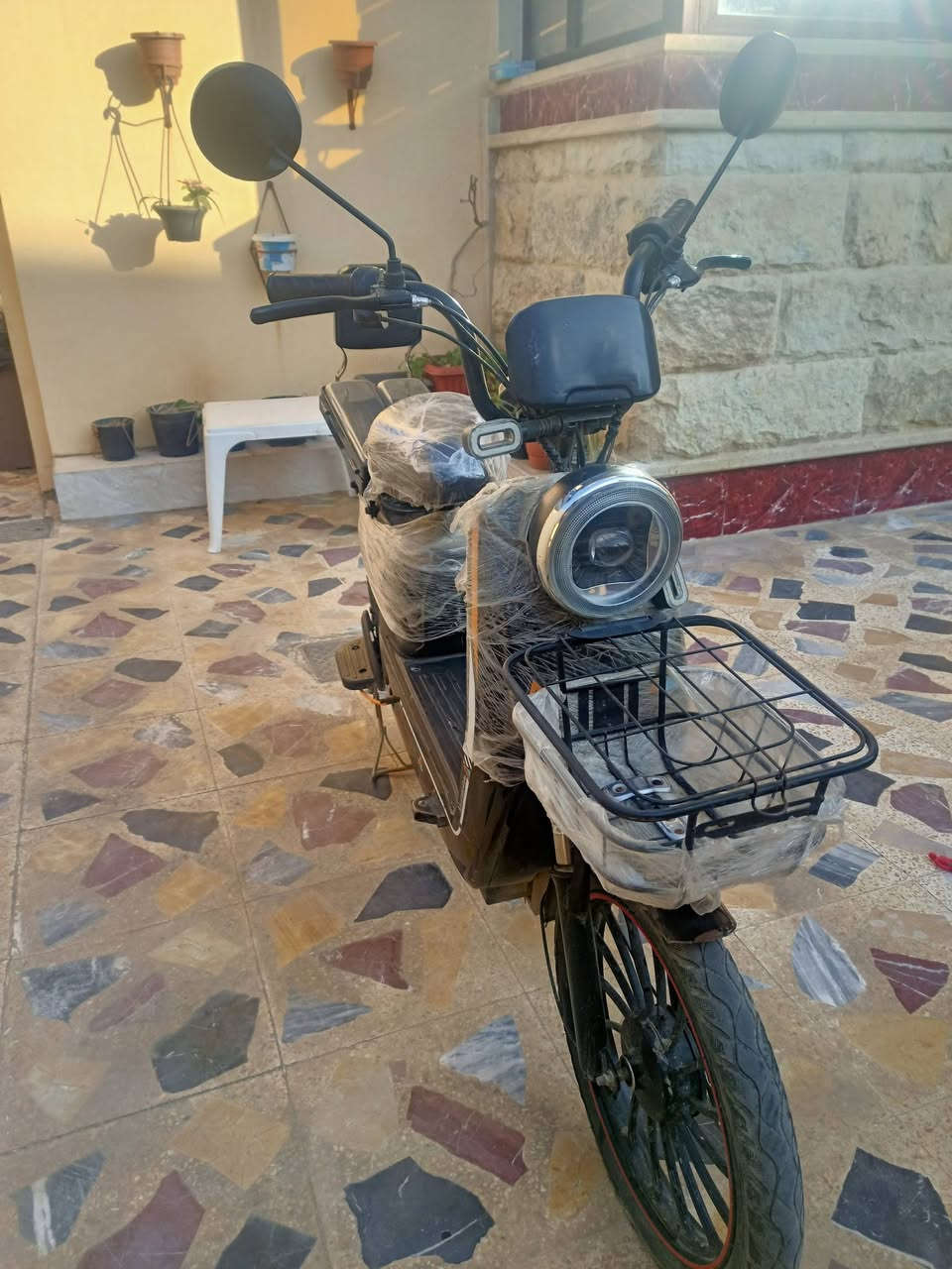 ماطور شحن للبيع بس يحتاج تبديل عقل مابي غير هاذ العطل
و بي بعض الملحقات مال الماطور البايدار و مكان للموبايل و دبل سويج وبصمة تشغيل عن بعد 
السعر راسلني خاص او خبرني على هاذ الرقم
*********** اسيا
