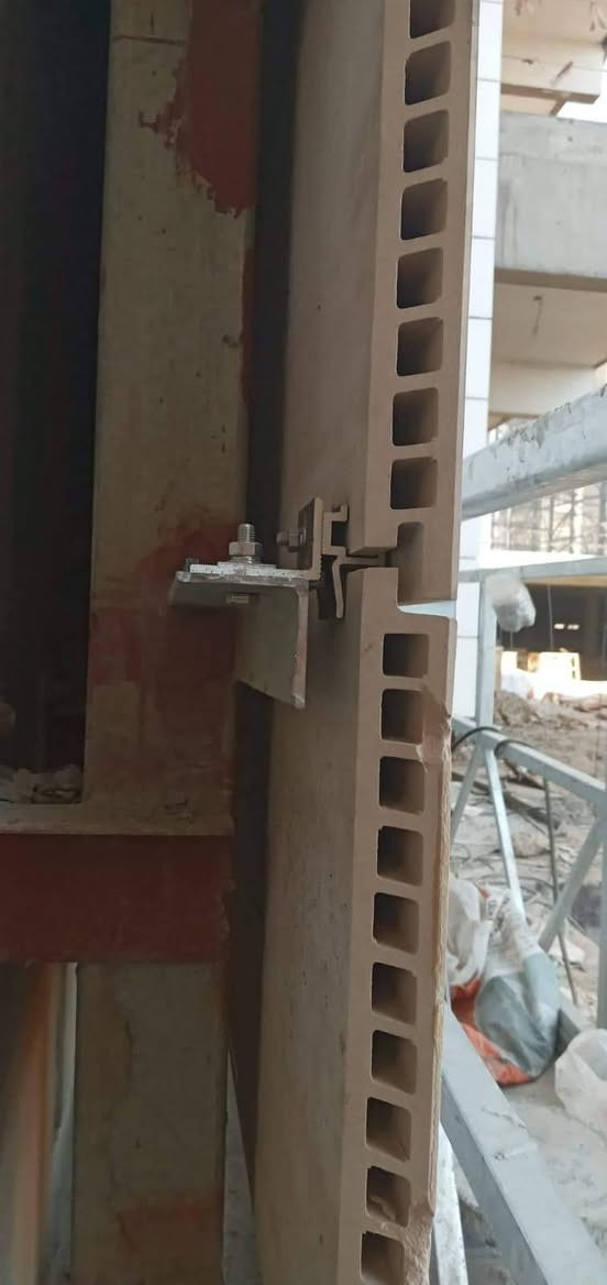 إلى جميع الشركات وأصحاب المولات والمستشفيات ومجموعة السكنية يتوفر لدينا فريق ومعدات اختصاص في تغليف الوجهات البنايات لطلب والاستفسار التواصل على الواتس ***********
