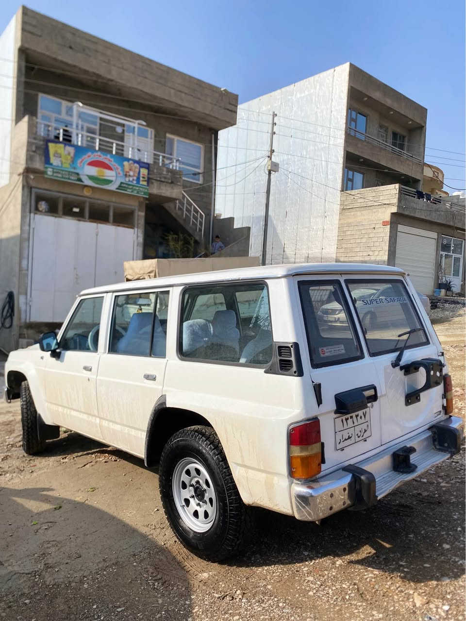 نیسان پاتڕۆڵ بۆفرۆشتن 1990  ئاڕم پلاستیکی سلێمانی  ئاڕمەکەشی تازەکراوەتەوە بەشەرت.  چوار تایەو ویلی لۆک لۆکی لەسەرە گێڕو مەکینەی بەشەرت شانسی بەشەرت  ئەکسلەکی کەمێک وینگەی تیایە زۆرکەمە   وەرگەڕاو نییە شاندادراوی نییە !شان و سەقفی شوشەیە  داژبڵی زۆر جوانە. هەموو گیانی بیلادیە زۆر توندو تۆڵە 
68گەڵاو معامەلە  لەسلێمانیم *********** *********** السليمانية, العراق
