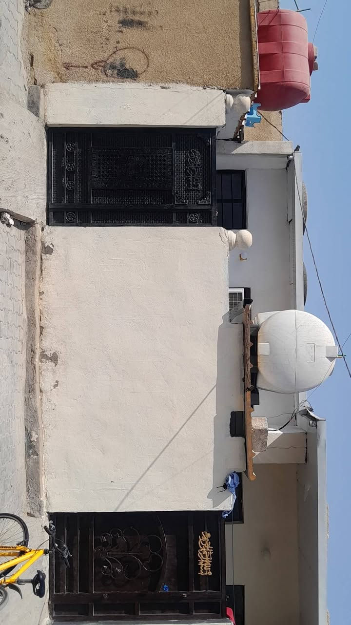 السلام عليكم مرخصةمديرالاكروب المحترم بيت جاهز للبيع زراعي المساحه ٨٠ يحتوي عله ستقبال وصاله ومطبخ وحمام منور زاد قرفه نوم مال عائله  صغيره خدمات كامله مجاري وتبليط مقرنص كهرباء انترنيت ضوئي مولده ذهبي للاستفسار مستعجل على بيعته رجان جيك سعار المنطقه وتعال القدس قرب المستشفى الجديدة  مال الفضيليه *********** سعر ٣٨
