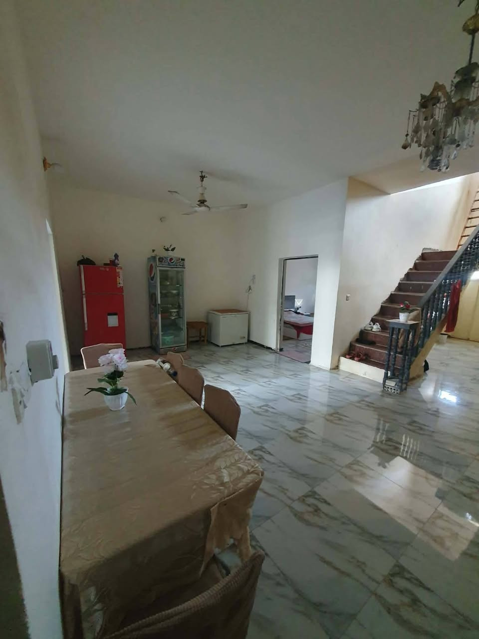 🏡 بيت للبيع - الفلوجة / الشهابي الاولى 🏡
📍 الموقع: الشهابي الاولى - يم المستوصف والمدارس
📐 المساحة الكلية: +700 متر 
📏 الواجهة: 18 متر | النزال: 48 متر
📏 الواجهة الخلفية: 11 متر
🛣️ الشارع الرئيسي: 13 متر | جانبي 9م | خلفي 9م

🏠 المواصفات:
- بيت ديوان + حديقة تابعة للديوان
- 2 دار مستقل 
- حديقة تابعة للدار الرئيسي
- 3 غرف نوم + غرفة ضيوف نساء + صالة + مطبخ + حولي
- كراج سيارة

📄 جنس العقار: طابو زراعي + وصل تطويب + وصل ماء + كهرباء

المميزات: مساحة كبيرة، موقع حيوي يم الخدمات
للتواصل واتساب: ***********

البيع مباشر والمرتسم والصور على الطبيعة 👇
