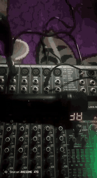 سلام عليكم اخوان مكسرياماها شرط جديد معاسماعات ثنائي عدد2وكيبلات جوكات ومايك بث شرط اشقل اسعر 500الف وبيه مجال مثل ماموضح بصور والمقاطع رقم الهاتف ***********
