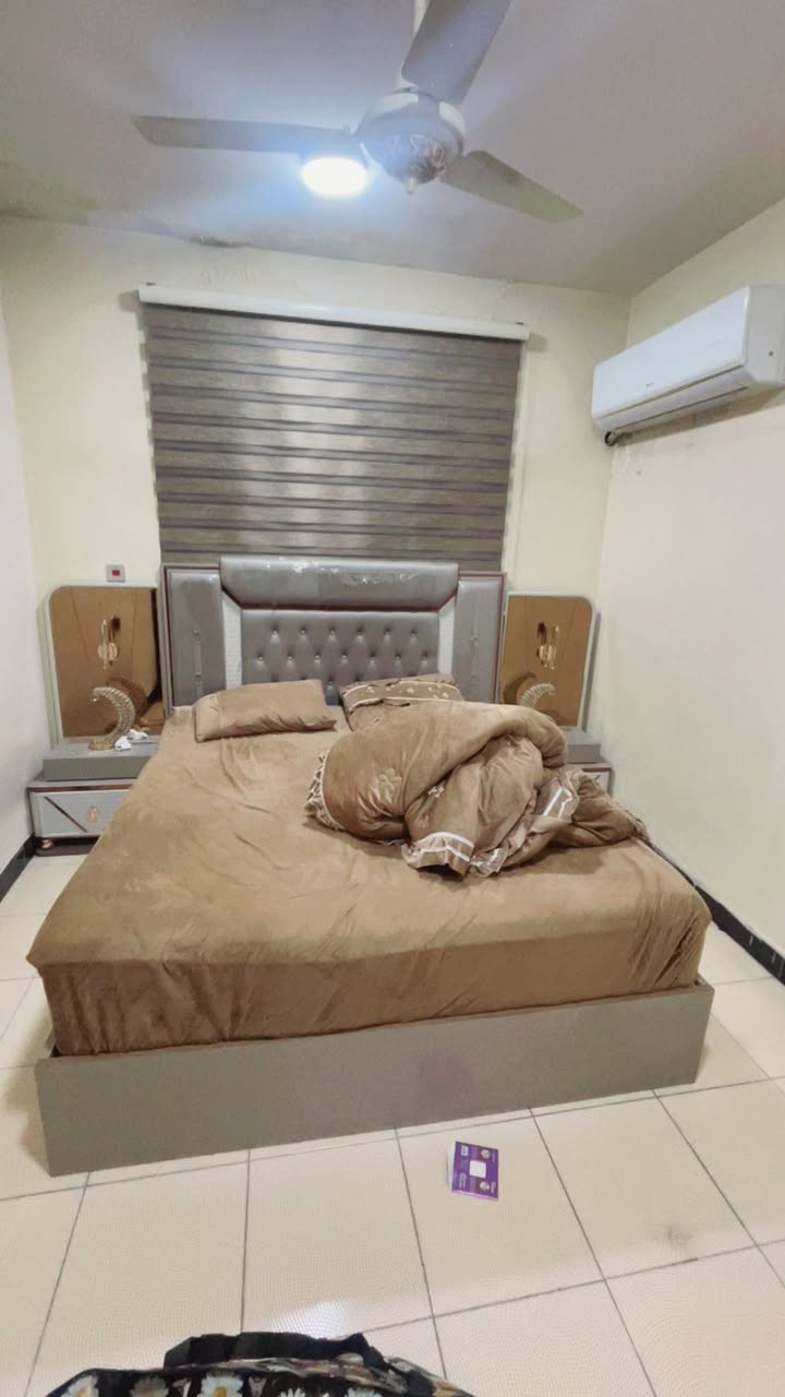 غرفة تركية مودرن هايدروليك وجربايه جكات وخزن شتريتهة من شركة القاسم للاثاث قبل سنة نضافتهة 100‎%‎على وضع الشركة وجاي ابيعه لان انتقلت بيت جديد بمليون و500 وبيه مجال بسيط  
***********
