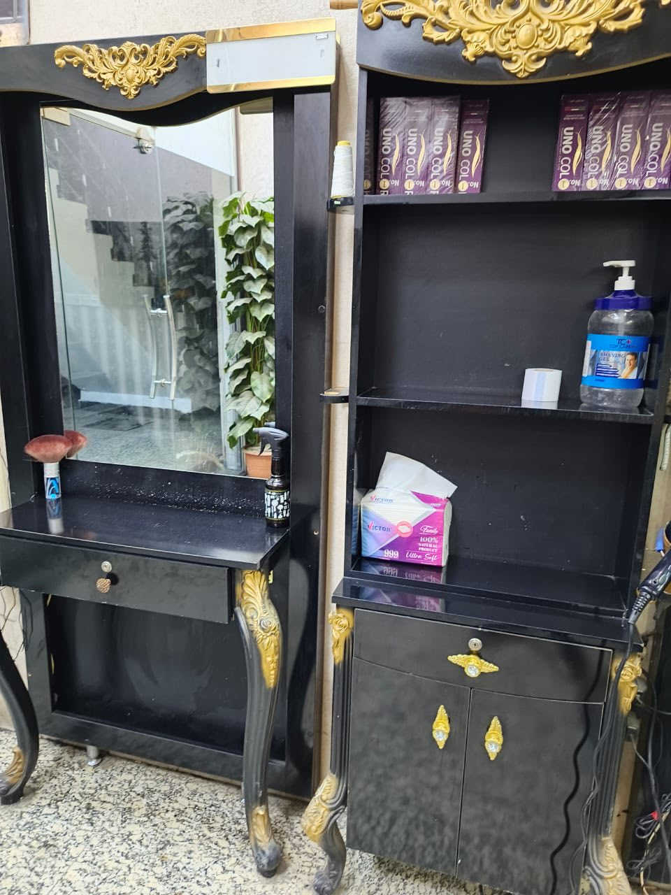 السلام عليكم
غراض حلاقة للبيع 
ميز ابو المراية عدد 4 
رفوف وسطية عدد 3 
يعني سيتين ورف 
السيت يتكون من ميزين وبنصهن رف 
المكان زيونة الغراض نضيفة  جداً
***********
السعر كلهن ب 600 وبيهن مجال للشراي
